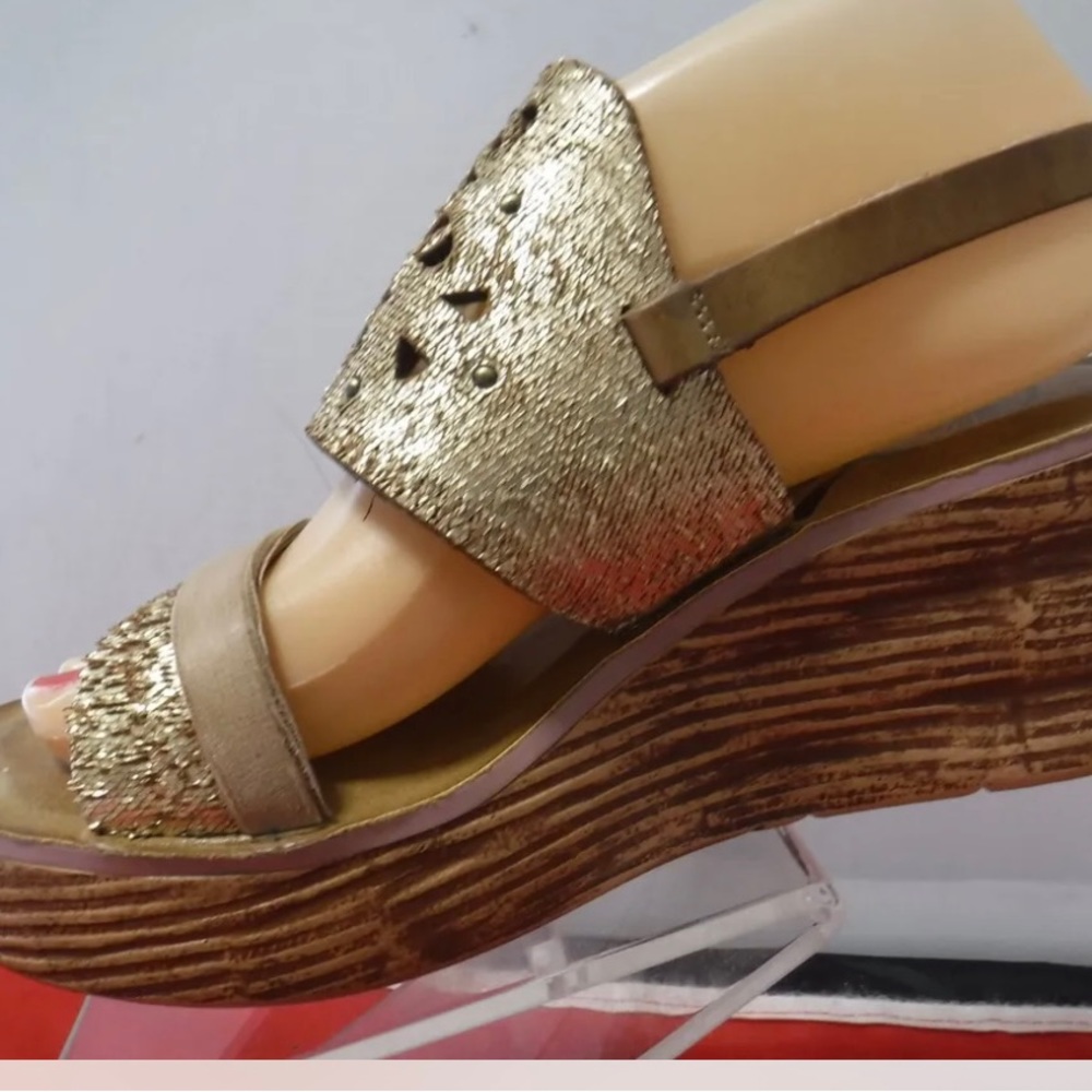OTBT cut out leather gold wedge sandals size 7.5 - Picture 4 of 10